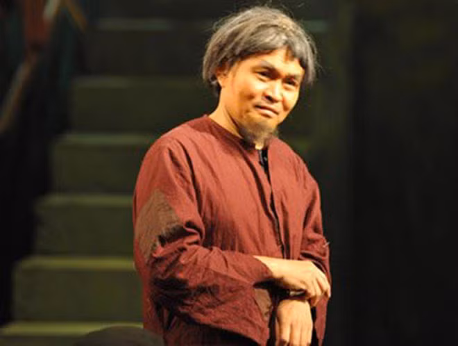 Tuy nhiên điểm dễ nhận thấy trong nơi ở của Xuân Hinh là anh lựa chọn nội thất, một số vật trang trí theo phong cách cổ kính. Điểm đặc biệt chưa dừng lại ở đó. Nếu chỉ nhìn hình tượng cá nhân và vật dụng trong gia đình, sẽ rất ít người biết diễn viên Xuân Hinh chính là một "tay chơi" hàng hiệu khét tiếng. Ở trong nhà, Xuân Hinh sắp xếp hẳn một khu để trưng bày những mẫu kính, nước hoa thuộc những thương hiệu đắt đỏ. Đây là những món đồ anh tự mua khi lưu diễn nước ngoài hoặc nhờ người quen xách tay về.