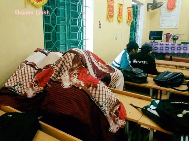 Tuy nhiên, cũng có một số bạn học sinh thì khẳng định rằng "Đi ngoài đường có lạnh thật nhưng khi bước vào lớp đóng kín cửa cùng hơi của hơn 40 con người trong lớp nên cái lạnh cũng bớt đi nhiều, không tới nỗi phải đắp chăn như trong ảnh".