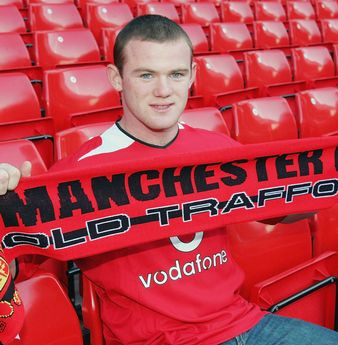 Năm 2004, Man United bỏ ra số tiền là 30,8 triệu bảng để có được chữ ký của Wayne Rooney từ Everton. Với số tiền đó ở thời điểm hiện tại thì Man United sẽ phải bỏ ra 82,3 triệu bảng để có được cầu thủ đắt giá tại Premier League này.