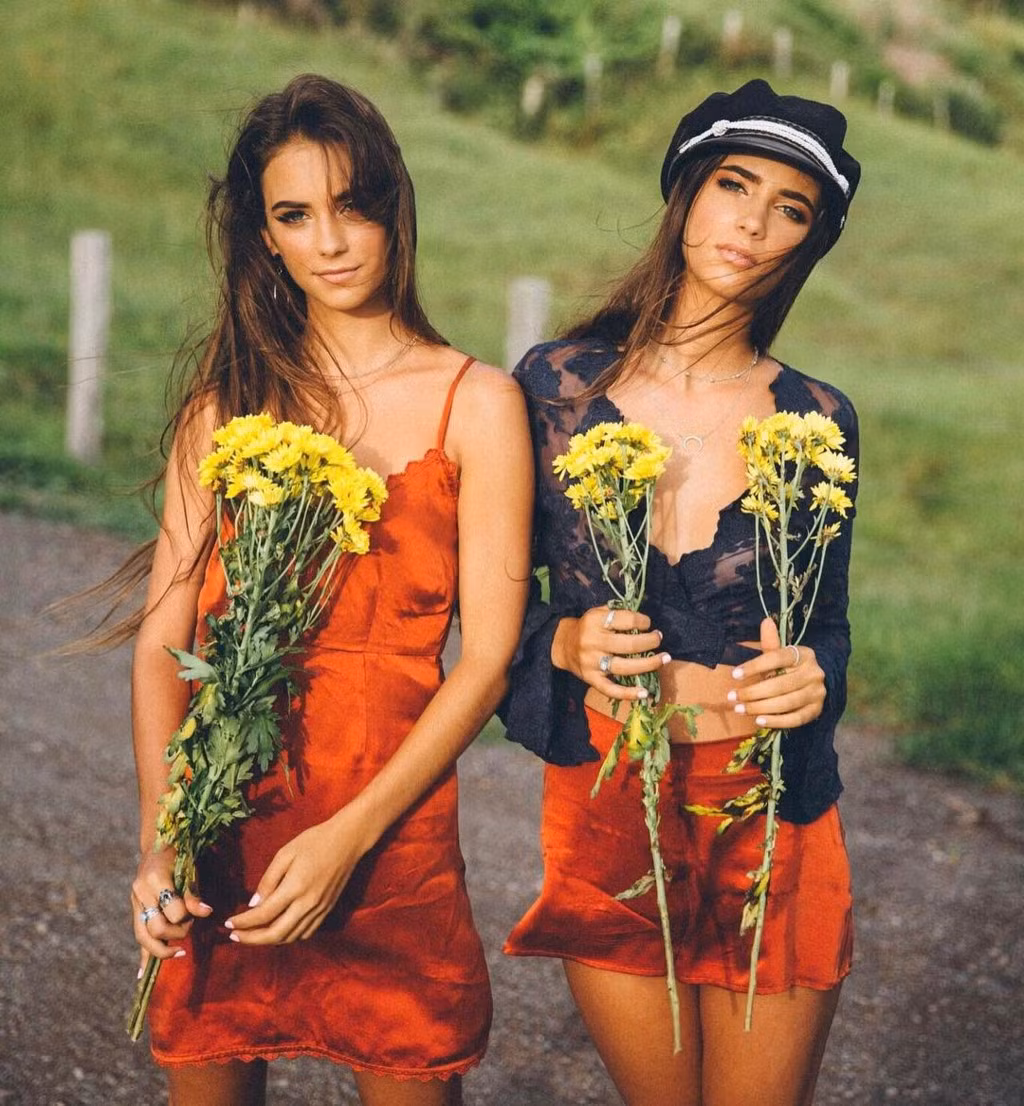 Loạt ảnh diện bikini khoe dáng chuẩn là điều dễ dàng tìm thấy trên Instagram của hai thiếu nữ.