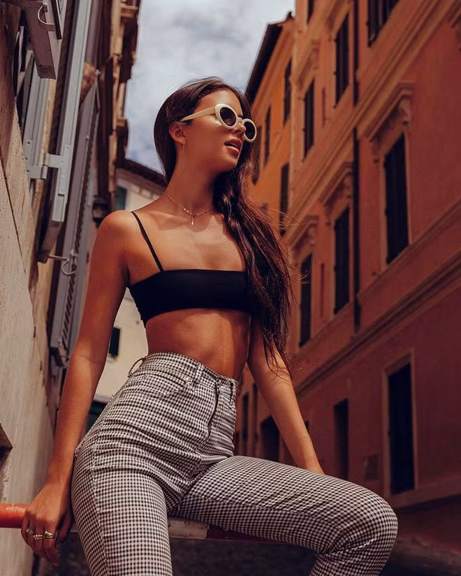 Elisha gây ấn tượng bởi những kiểu ảnh thu hút, cá tính.