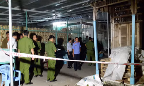 Phat hien thi the be gai 8 tuoi nam trong bao tai