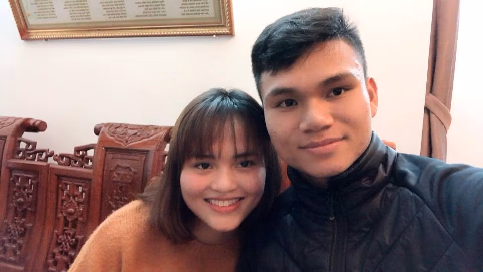 Xuân Mạnh không khoe ảnh "người thương" mà lại chọn cô bạn thân "nối khố" để xông đất trang cá nhân của mình.