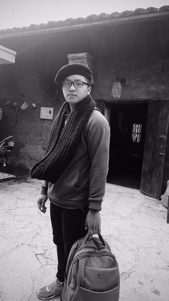 Đi kèm với những dòng chia sẻ "khoe" thành tích của mình, cậu bạn trên cũng bức ảnh mình đứng cạnh bố khi nhận chiếc xe ô tô mới mà được mua bằng chính sức lao động của mình trong 2 năm qua.