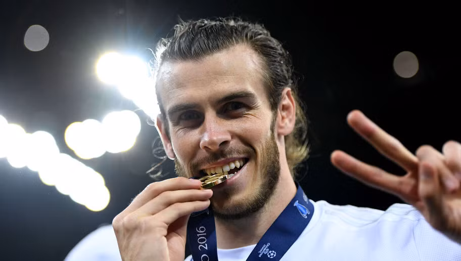 Với lối chơi cực kì xông xáo và liên tục làm khổ hàng thủ đối phương bằng tốc độ, Gareth Bale xứng đáng đứng trong hàng ngũ các ngôi sao tại đội hình tiêu biểu.