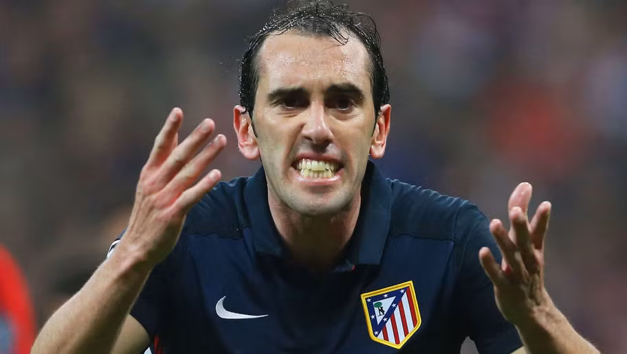 Diego Godin được ví là bức tường thành trước cầu môn của Atletico Madrid không những vậy, anh còn là nhạc trưởng của đội bóng này, người luôn sốc tinh thần của toàn đội mỗi khi gặp khó khăn.