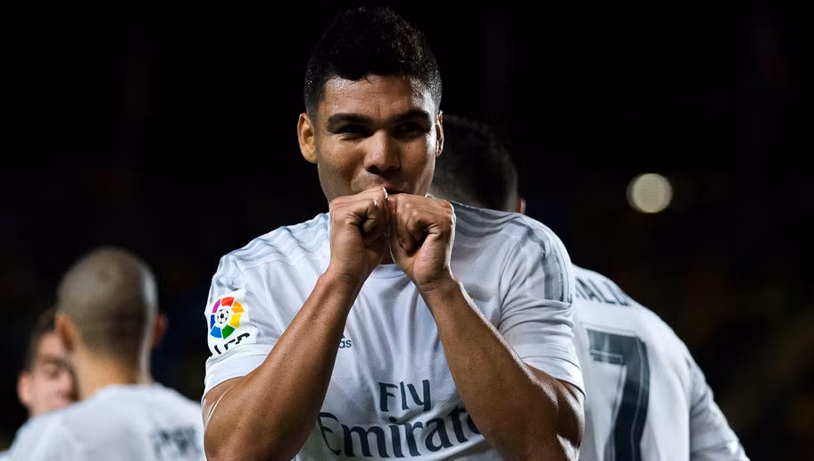 Casemiro đóng vai trò tiền vệ mỏ neo trong đội hình của "Kền kền trắng". Cầu thủ này có mặt ở mọi điểm nóng, đánh chặn hiệu quả và giúp cho tuyến giữa của Real Madrid trở nên chắc chắn hơn.