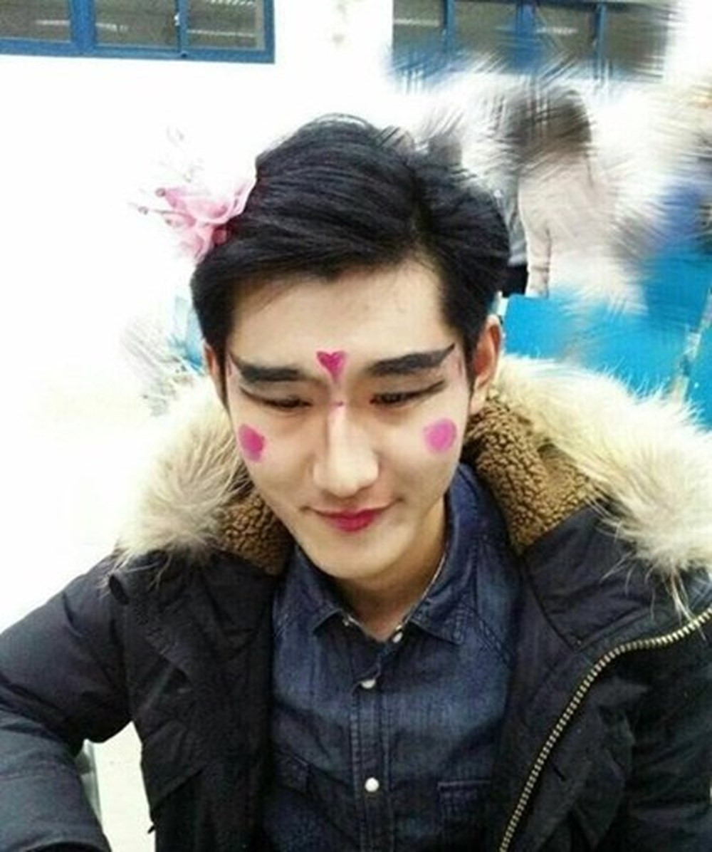 Ngoài việc phải mặc váy đi làm vì thua cá độ World Cup, các anh còn phải hứng chịu việc trang điểm bất đắc dĩ.