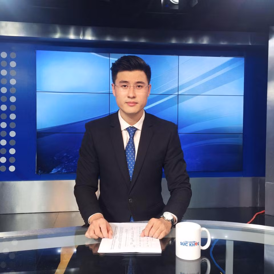 Mới đây, trên một số fanpage của thanh niên, giới trẻ Việt Nam, các cư dân mạng đã truyền tay nhau bức ảnh về một chàng biên tập viên điển trai xuất hiện trên sóng truyền hình vào bản tin thời sự.