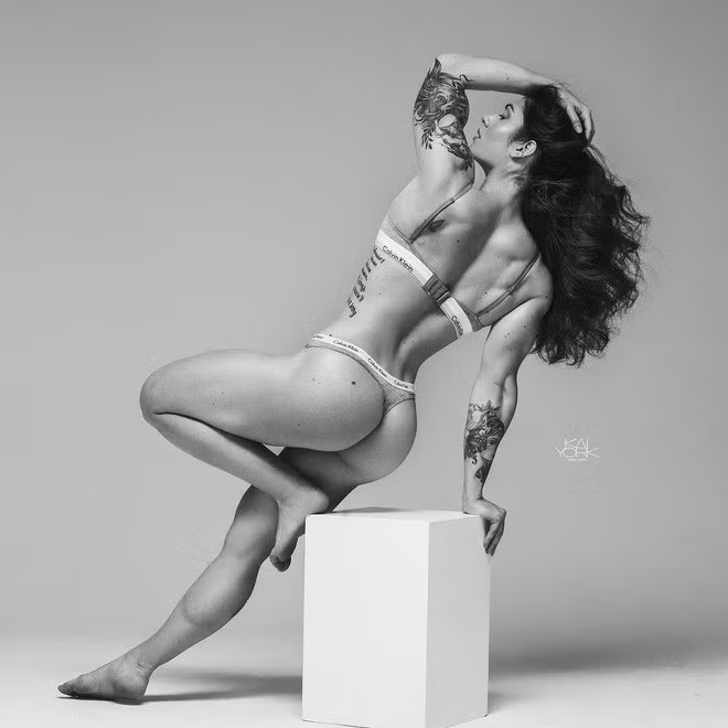 Đôi chân khoẻ, bờ vai vạm vỡ và vòng eo săn chắc khiến Natasha trở nên nổi bật trong cộng đồng thể hình, bạn bè cũng khuyến khích cô tạo một tài khoản MXH để chia sẻ những hình ảnh của bản thân.