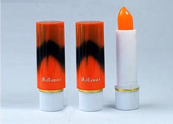 Ở cái thời "ăn còn chẳng đủ" thì việc mua mỹ phẩm làm đẹp là điều quá xa xỉ với với nhiều phụ nữ Việt những năm 80, 90 thế kỷ trước. Chẳng hạn như, những phụ nữ có người nhà đi xuất khẩu lao động ở nước ngoài sẽ có cơ hội dùng những loại mỹ phẩm ngoại quốc, thực ra là từ khối Đông Âu như Liên Xô, Đông Đức, Tiệp Khắc.