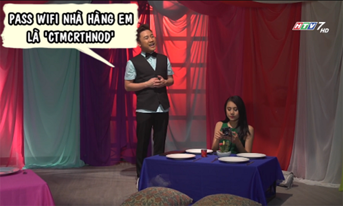 Người đẹp phải nhờ nhân viên nhà hàng trợ giúp vì mật khẩu wifi dài và khó nhớ.
