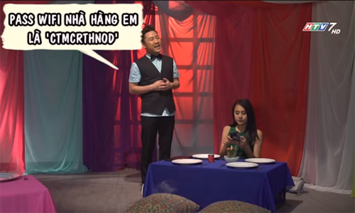 Người đẹp phải nhờ nhân viên nhà hàng trợ giúp vì mật khẩu wifi dài và khó nhớ.