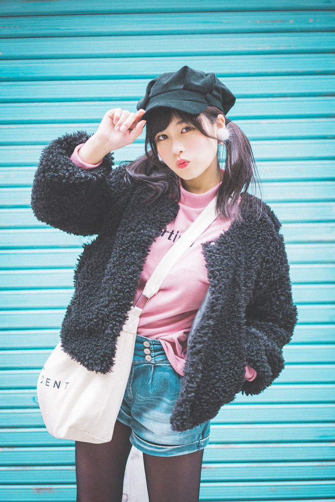 Phong cách mà hot girl 18 tuổi này theo đuổi là sự pha trộn giữa style ngây thơ mà vẫn vô cùng quyến rũ.