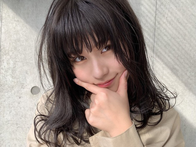 Hình ảnh hài hước với hai má sưng to của Yoshino đã nhanh chóng nhận được gần 50.000 lượt like và bình luận. Các fan ai nấy đều phải phì cười, đồng thời cũng không quên động viên cô bạn tội nghiệp.