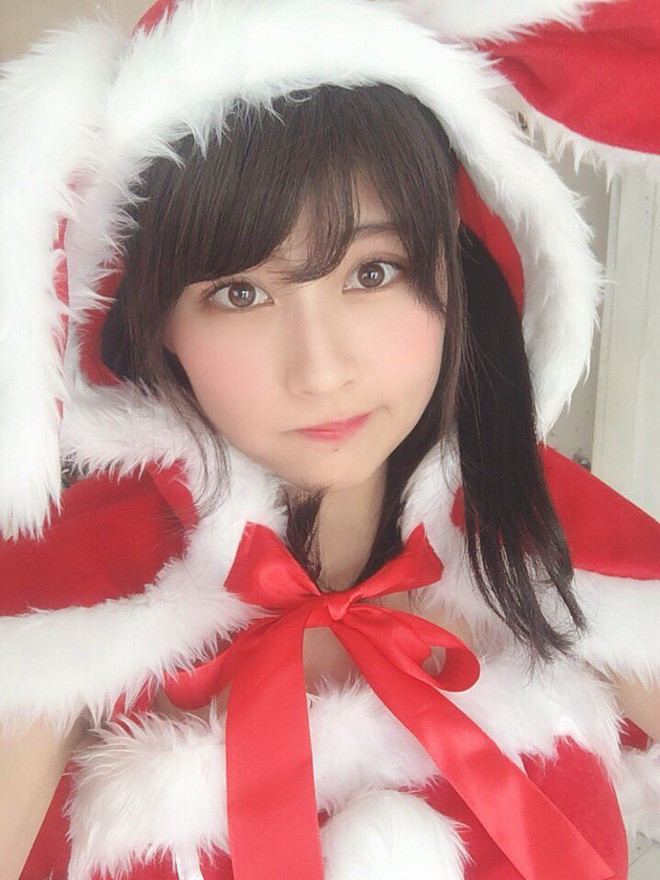 Khi đó, má vừa sưng vừa đau, Yoshino phải cắn răng đi nhổ răng, để rồi càng thêm muốn khóc khi hai má của cô nàng hiện tại trông không khác gì 2 quả táo.