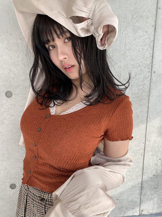 Chitose Yoshino là người mẫu lookbook cực hot trong giới trẻ Nhật Bản. Cô nàng sở hữu nhan sắc xinh xắn với làn da trắng, sống mũi cao thẳng.