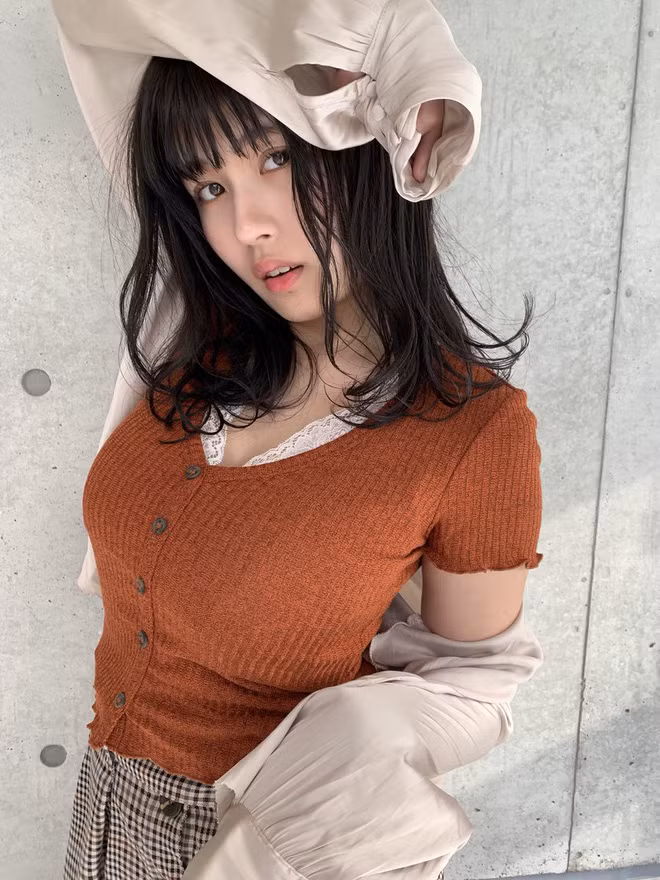 Chitose Yoshino là người mẫu lookbook cực hot trong giới trẻ Nhật Bản. Cô nàng sở hữu nhan sắc xinh xắn với làn da trắng, sống mũi cao thẳng.