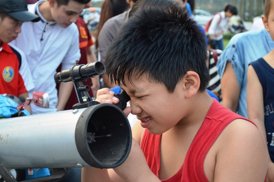 Tuy nhiên, theo chia sẻ của một số bạn trẻ trong Thiên văn nghiệp dư (Hà Nội) để chế tạo ra một thấu kính viễn vọng không đơn giản bởi những cấu tạo đặc biệt về mắt kính.