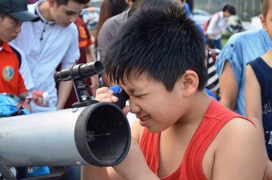 Tuy nhiên, theo chia sẻ của một số bạn trẻ trong Thiên văn nghiệp dư (Hà Nội) để chế tạo ra một thấu kính viễn vọng không đơn giản bởi những cấu tạo đặc biệt về mắt kính.