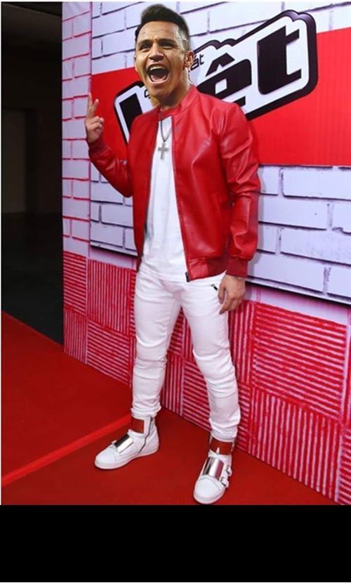 Với vẻ bề ngoài giống ca sĩ Tuấn Hưng, Alexis Sanchez được NHM Việt Nam gọi bằng cái tên thân mật là Hưng Sanchez.