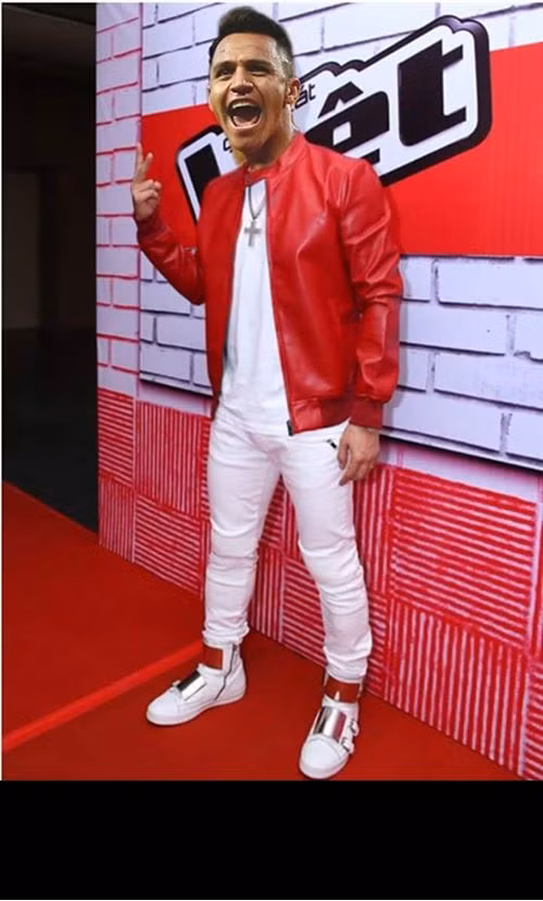 Với vẻ bề ngoài giống ca sĩ Tuấn Hưng, Alexis Sanchez được NHM Việt Nam gọi bằng cái tên thân mật là Hưng Sanchez.