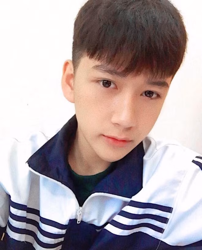 Còn với bản thân Tuấn Việt thì nghĩ rằng, mình được mọi người chú ý nhờ thường xuyên chia sẻ ảnh chụp nghệ thuật, tham gia quay các MV ngắn, làm mẫu ảnh và chăm chỉ livestream trò chuyện với mọi người trên MXH.