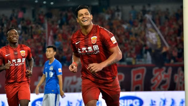 Hulk đã từ chối vô số lời mời hấp dẫn đến Anh hay Tây Ban Nha chơi bóng để gia nhập nền bóng đá Trung Quốc. Theo nhiều người, cầu thủ gốc Brazil đưa ra quyết định này một phần vì yếu tố lương thưởng và phí chuyển nhượng khổng lồ. Ảnh trong bài: Goal.com