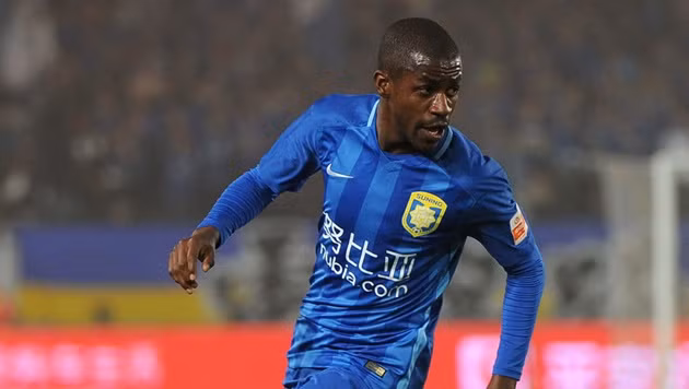 Được cả Real Madrid và Barcelona săn đón, thế nhưng Ramires lại quyết định chuyển tới Trung Quốc và thi đấu trong màu áo của Jiangsu Suning với giá 25 triệu bảng.