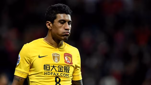 Paulinho từng là cái tên khiến nhiều đại gia tại châu Âu như MU, Chelsea hay Arsenal theo đuổi. Tuy nhiên, anh lại quyết định tìm bến đỗ mới cho mình là CLB Hằng Đại Quảng Châu với trị giá hợp đồng lên tới 11,9 triệu bảng.