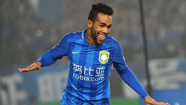 Alex Teixeira là viên ngọc quý của bóng đá Brazil được CLB Liverpool hao tiền tốn của săn đón. Tuy nhiên, cầu thủ này là tìm đến Jiangsu Suning với giá 38,4 triệu bảng.