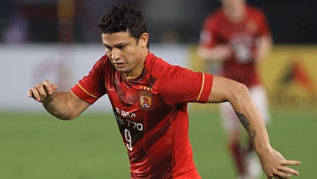 Elkeson đã có thời gian dài thi đấu tại Trung Quốc trong màu áo của Hằng Đại Quảng Châu nhưng sự xuất hiện của Paulinho đã khiến anh phải ra đi và bến đỗ tiếp theo là Shanghai SIPG với giá trị hợp đồng là 15,7 triệu bảng.