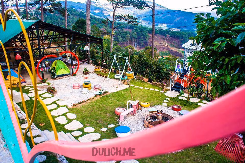 Với khoảng sân rộng cho khách sinh hoạt chung, bạn có thể yêu cầu homestay phục vụ đồ nướng BBQ, cùng bạn bè đốt lửa trại ngồi quây quần hát hò.