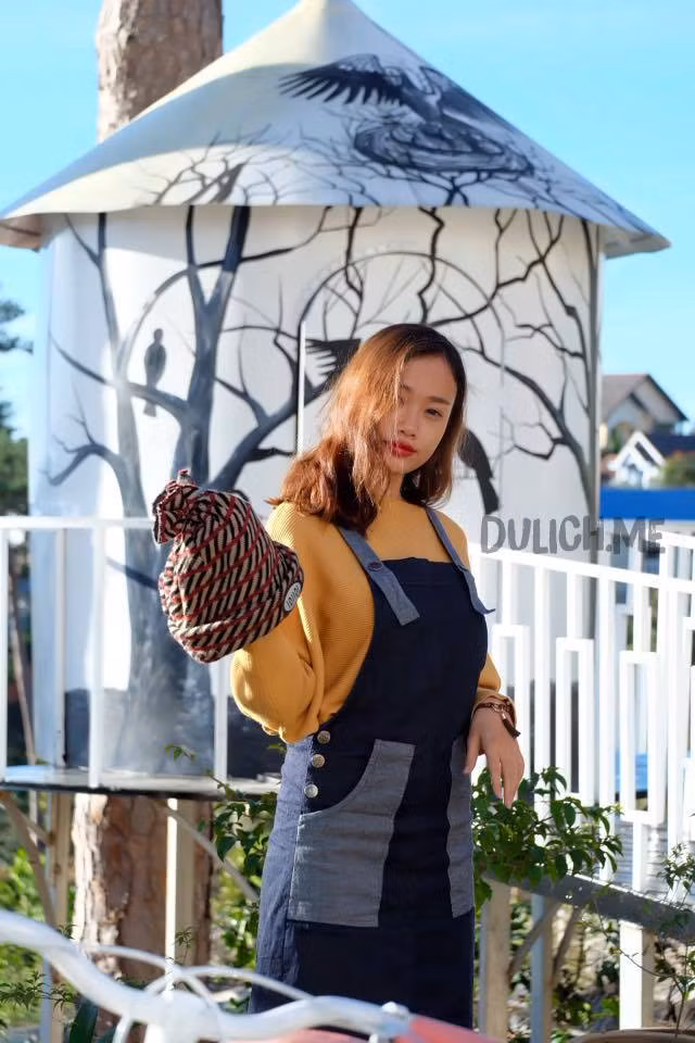 Homestay tổ chim hay có tên tiếng Anh là Bird's Nest Homestay Dalat là một địa chỉ được nhiều bạn trẻ thời gian qua tìm tới bởi thiết kế độc đáo, lạ mắt và đây được coi là một địa điểm check-in thứ thiệt cho du khách khi đến với Đà Lạt.