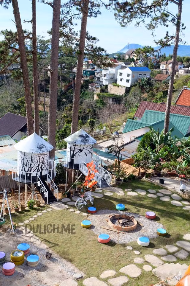 Đập vào mắt du khách khi tìm đến đây là những ngôi nhà đầy màu sắc sát nhau. Tìm đến khu vườn sau nhà, bạn sẽ choáng ngợp trước không gian xanh mướt, được trang trí và thiết kế bắt mắt, như tách biệt một khoảng trời riêng.