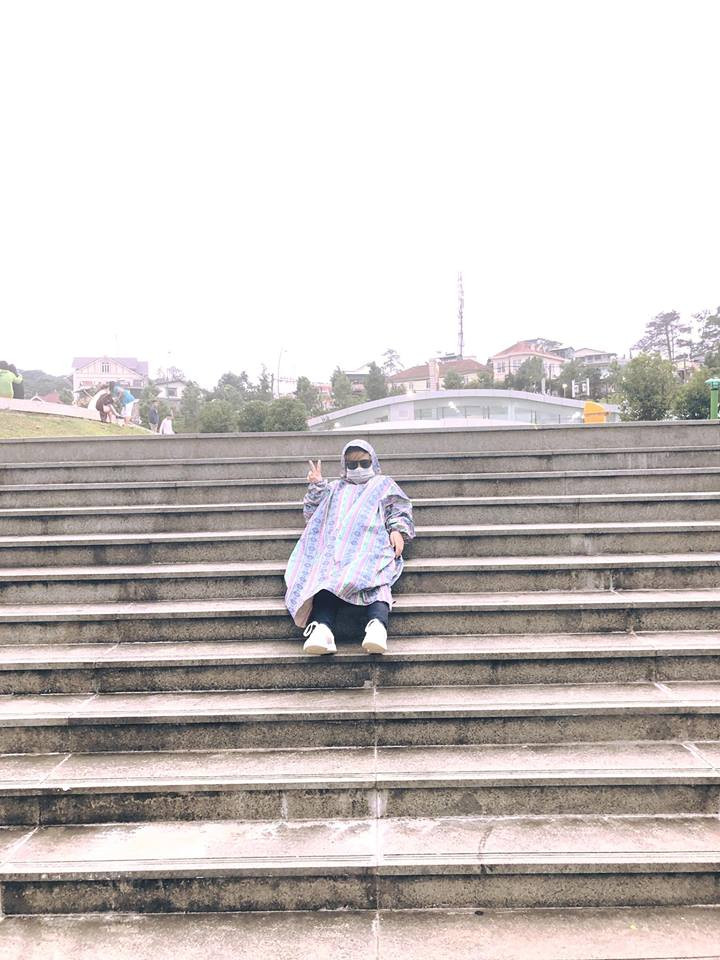 Song, không vì thế mà Nhung Lê quyết định hủy bỏ chuyến đi cô nàng rất đỗi mong chờ này. Thay vào đó, cô bạn này quyết định chuẩn bị sẵn sàng đồ dài và dày để giữ ấm cho cơ thể, giày quai hậu để tiện đi lại dưới trời mưa, một đôi giày trắng để "sống ảo". Đặc biệt là vật dụng không thể thiếu chính là chiếc áo mưa để tạo nên bộ ảnh đặc biệt này.