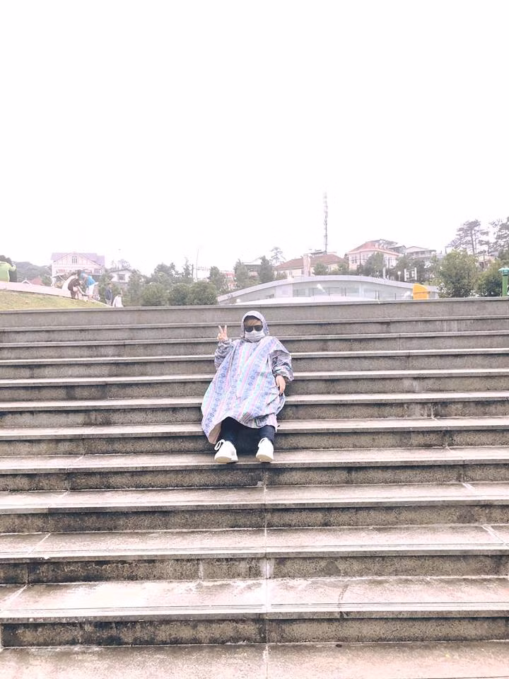 Song, không vì thế mà Nhung Lê quyết định hủy bỏ chuyến đi cô nàng rất đỗi mong chờ này. Thay vào đó, cô bạn này quyết định chuẩn bị sẵn sàng đồ dài và dày để giữ ấm cho cơ thể, giày quai hậu để tiện đi lại dưới trời mưa, một đôi giày trắng để "sống ảo". Đặc biệt là vật dụng không thể thiếu chính là chiếc áo mưa để tạo nên bộ ảnh đặc biệt này.