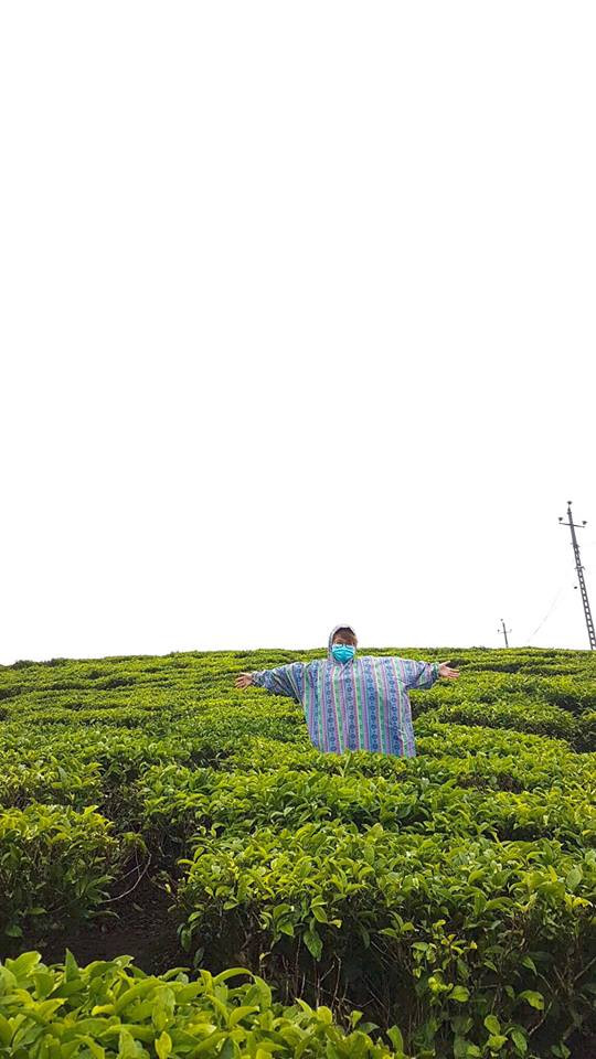 Dù phía sau lưng Nhung Lê, mây đen đang kéo tới cũng chẳng thể ngăn cản nổi bước chân của cô nàng vui tính này.