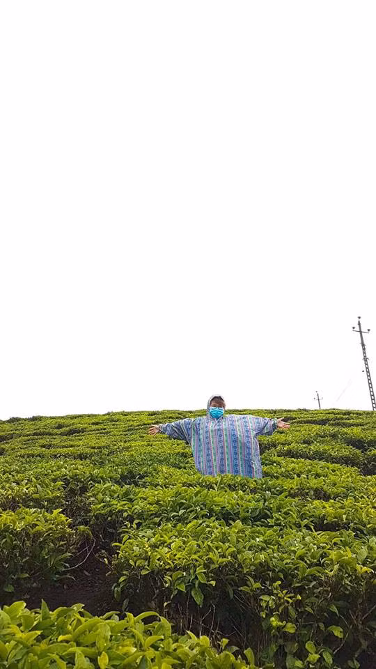 Dù phía sau lưng Nhung Lê, mây đen đang kéo tới cũng chẳng thể ngăn cản nổi bước chân của cô nàng vui tính này.