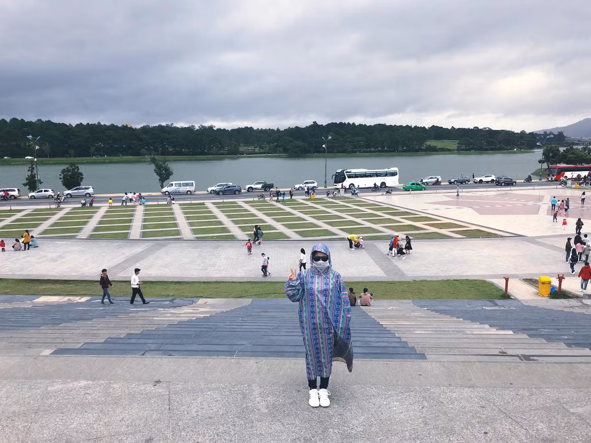 Theo tìm hiểu của dân mạng, Nhung Lê là cô gái thích du lịch, đặc biệt có tình yêu rất lớn với Đà Lạt nên dù mới tới đây vào 3 tuần trước, Nhung cô bạn này vẫn quyết định cùng các bạn quay trở lại xứ sở mộng mơ này nhân dịp nghỉ hè.