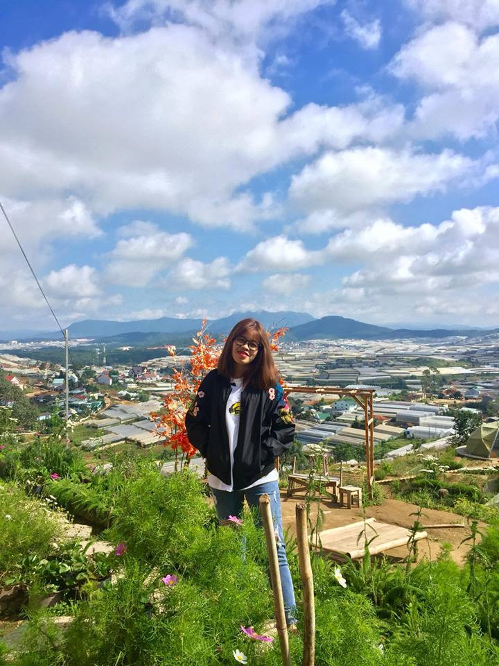 Được biết, Nhung Lê hiện đang sinh sống và làm việc tại Bến Cát - Bình Dương và cô bạn này hiện làm quản lý của một quán ăn vặt trên địa bàn.