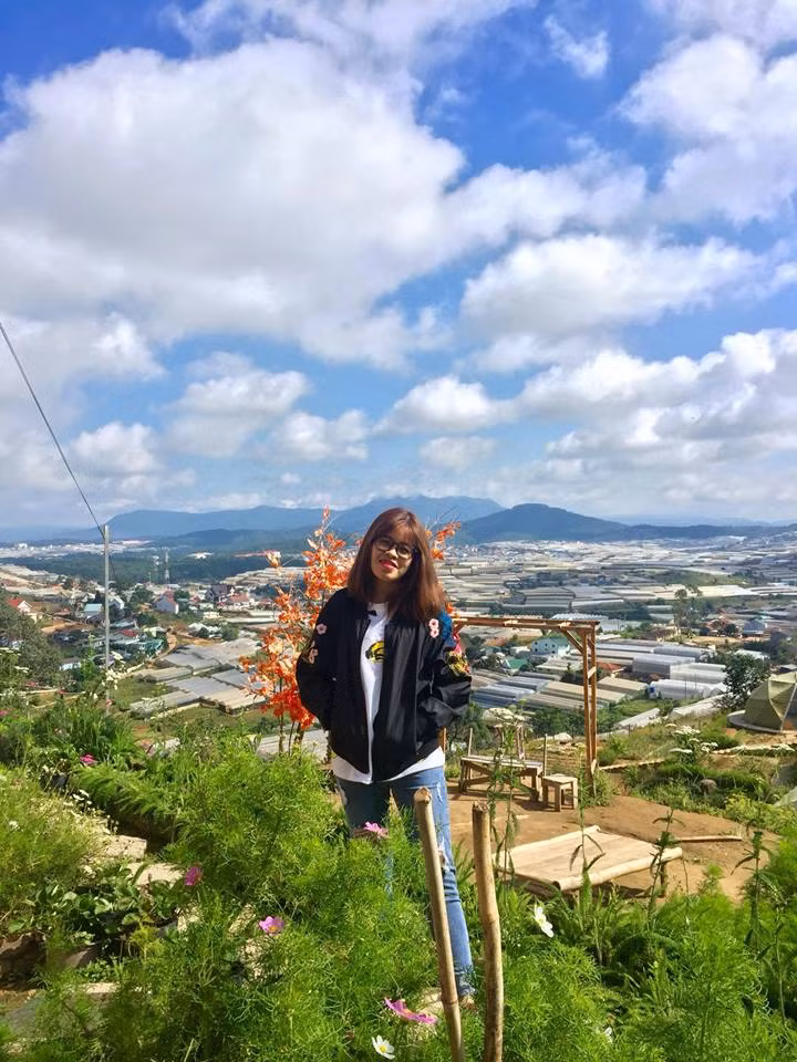 Được biết, Nhung Lê hiện đang sinh sống và làm việc tại Bến Cát - Bình Dương và cô bạn này hiện làm quản lý của một quán ăn vặt trên địa bàn.