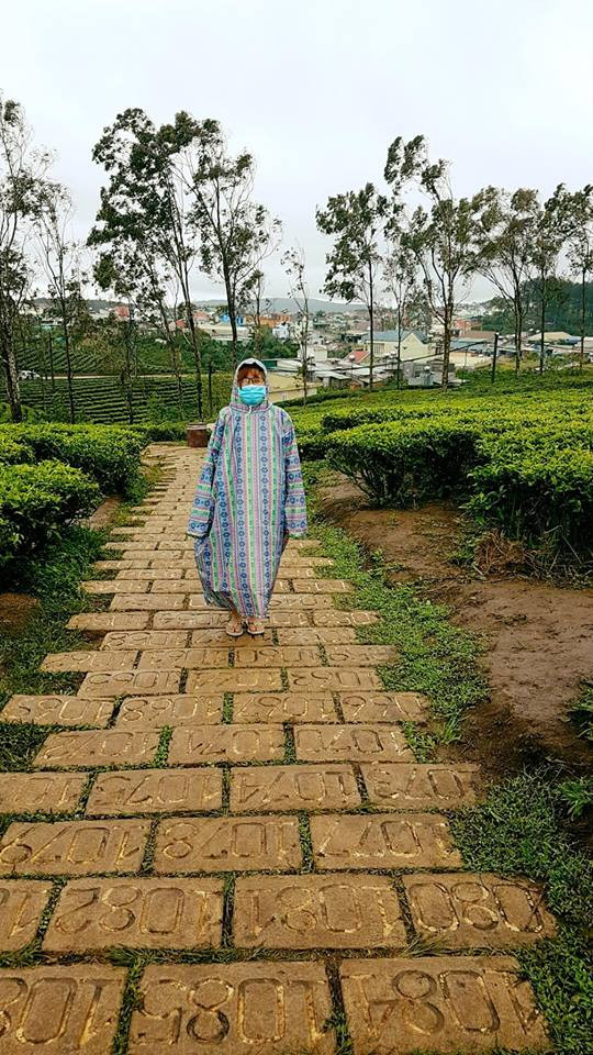 Mới đầu nhìn vào những bức ảnh của Nhung Lê, nhiều người cho rằng cô bạn này khá "khùng" khi ngoài trời kia trời không mưa và những người xung quanh vẫn dạo chơi với trang phục bình thường mà 9X này lại mặc áo mưa, bịt khẩu trang và đeo kính râm để chụp ảnh sống ảo.