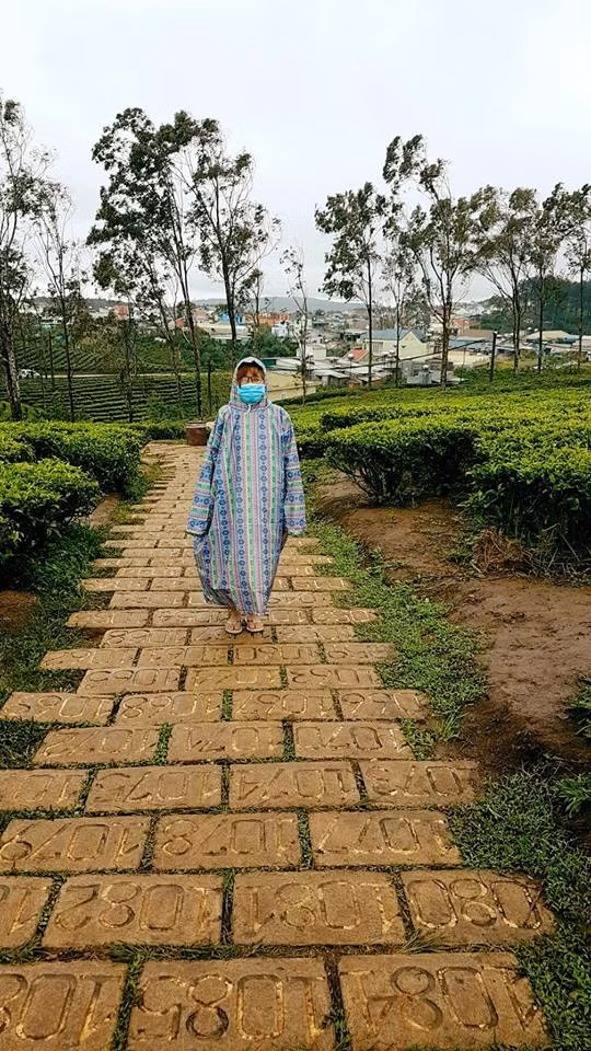 Mới đầu nhìn vào những bức ảnh của Nhung Lê, nhiều người cho rằng cô bạn này khá "khùng" khi ngoài trời kia trời không mưa và những người xung quanh vẫn dạo chơi với trang phục bình thường mà 9X này lại mặc áo mưa, bịt khẩu trang và đeo kính râm để chụp ảnh sống ảo.