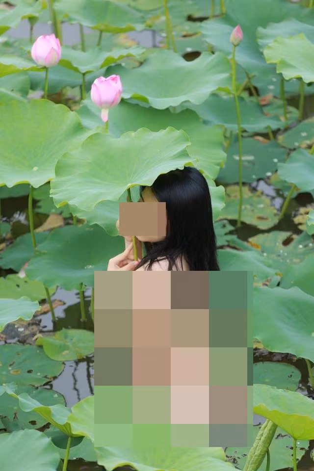 Bên cạnh đó, việc khỏa thân ngâm mình dưới đầm sen đầy bùn cũng được cho là "ở bẩn", gây nguy hại cho sức khỏe cho chính bản thân cô gái.