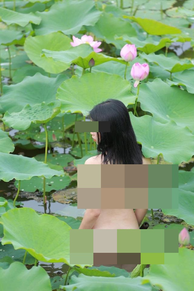 Nickname M.D bình luận: "Có vẻ như ngày nay, chỉ cần kiếm được nhiều like là kêu gì người ta cũng làm thì phải. Mình xem ảnh thôi còn thấy đỏ mặt mà chẳng hiểu sao bạn gái này lại có thể vô tư khỏa thân nơi công cộng như vậy cho được".