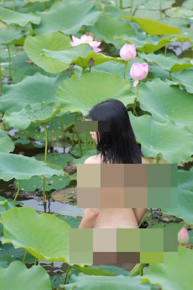 Nickname M.D bình luận: "Có vẻ như ngày nay, chỉ cần kiếm được nhiều like là kêu gì người ta cũng làm thì phải. Mình xem ảnh thôi còn thấy đỏ mặt mà chẳng hiểu sao bạn gái này lại có thể vô tư khỏa thân nơi công cộng như vậy cho được".