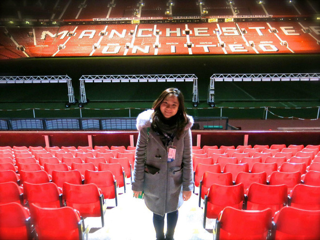 Khánh Linh cũng thoải mái chia sẻ về những điều khác biệt khi tham quan các SVĐ khác nhau trong suốt 3 năm qua. Hiện tại, 9x mong muốn được đến San Siro ở Milan, Ý và SVĐ của những đội bóng tầm trung ở Anh.