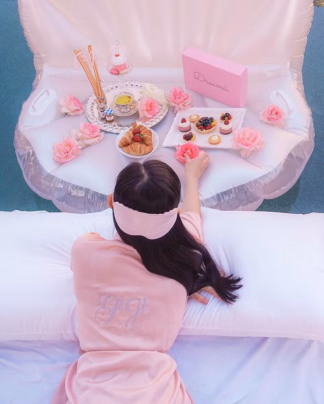 Nàng tiểu thư nhà giàu Tiểu Giang đã có một bữa sáng hồng thật hồng bên hồ bơi.