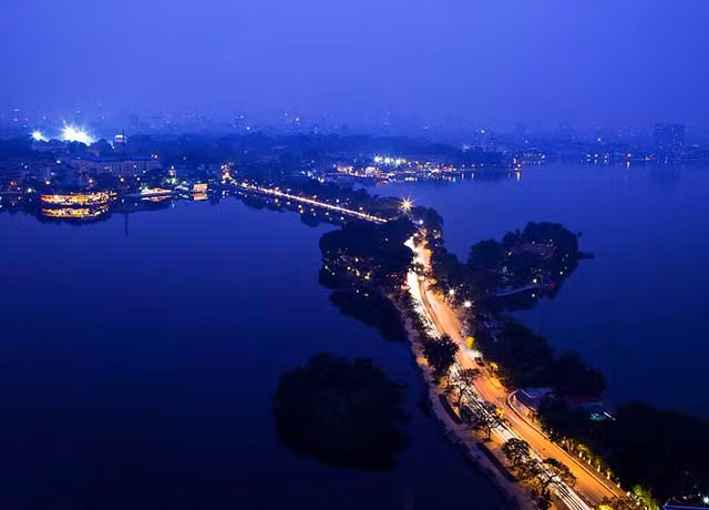 Có thể nói Hồ Tây là địa điểm ngắm trăng lý tưởng nhất với không gian rộng mở. Ánh trăng soi xuống mặt nước tạo nên khung cảnh vô cùng lãng mạn.